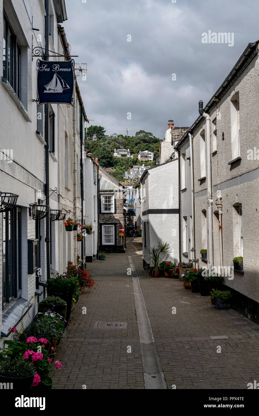 LOOE Cornwall Inghilterra UK Looe molto popolare di porto per la pesca di un resort di vacanza piena di hotel, attrazioni e ristoranti. Foto Stock