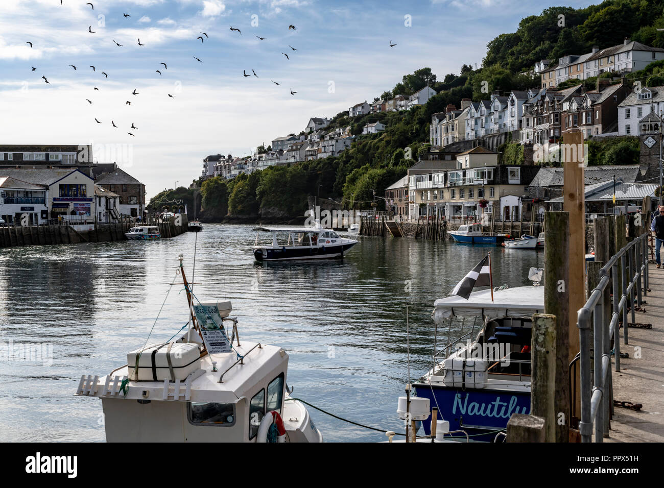 LOOE Cornwall Inghilterra UK Looe molto popolare di porto per la pesca di un resort di vacanza piena di hotel, attrazioni e ristoranti. Foto Stock