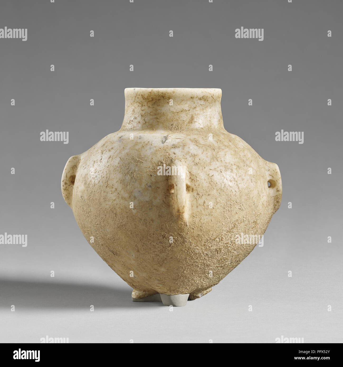 Vaso di storage con un treppiede piede; Cicladi Grecia; 2800 - 2700 B.C; marmo; 25 × 34 × 34 × 30 cm Foto Stock