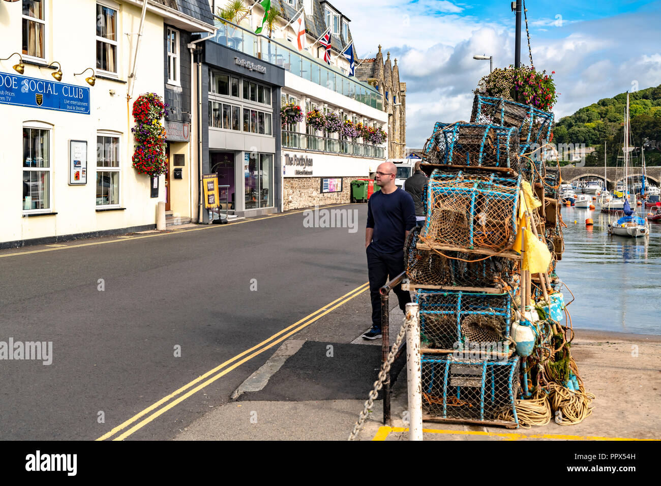 LOOE Cornwall Inghilterra UK Looe molto popolare di porto per la pesca di un resort di vacanza piena di hotel, attrazioni e ristoranti. Foto Stock