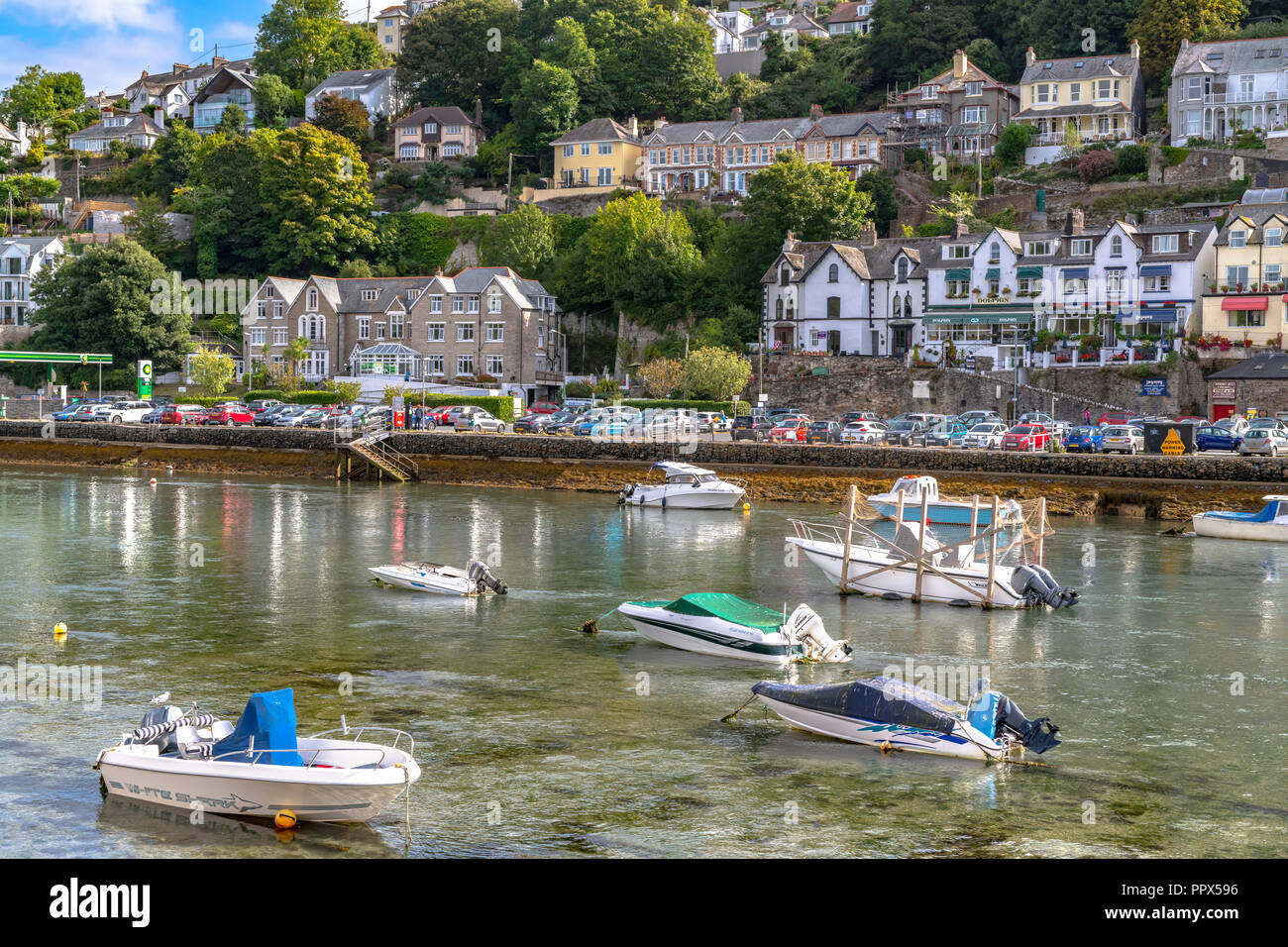 LOOE Cornwall Inghilterra UK Looe molto popolare di porto per la pesca di un resort di vacanza piena di hotel, attrazioni e ristoranti. Foto Stock