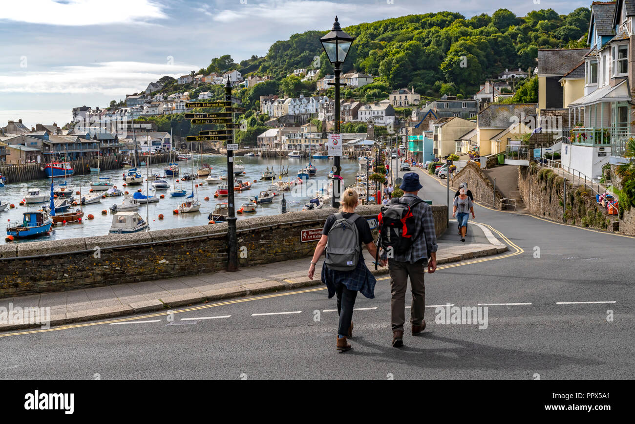 LOOE Cornwall Inghilterra UK Looe molto popolare di porto per la pesca di un resort di vacanza piena di hotel, attrazioni e ristoranti. Foto Stock