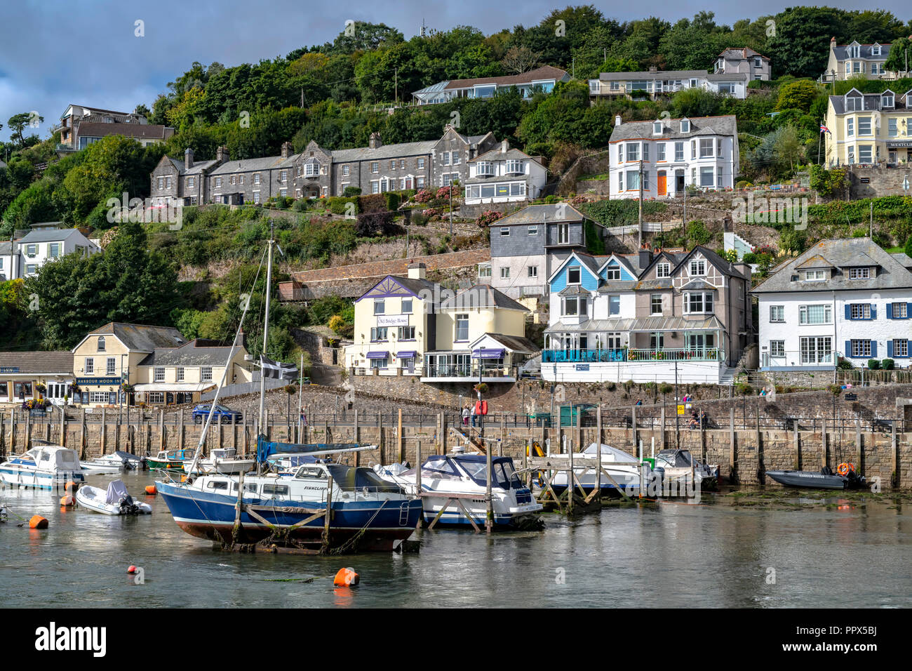 LOOE Cornwall Inghilterra UK Looe molto popolare di porto per la pesca di un resort di vacanza piena di hotel, attrazioni e ristoranti. Foto Stock