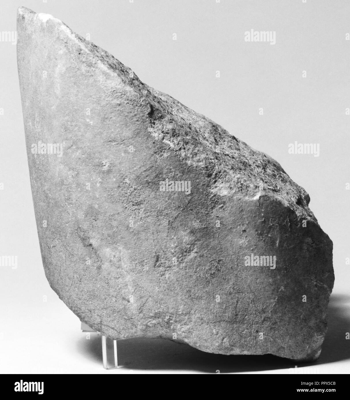 Frammento di una statua di una Gioventù; Grecia, Europa; fine del V secolo a.C; marmo; 22,5 x 23 x 25 cm, 8 7,8 9 x 1,16 x 9 13,16 in Foto Stock