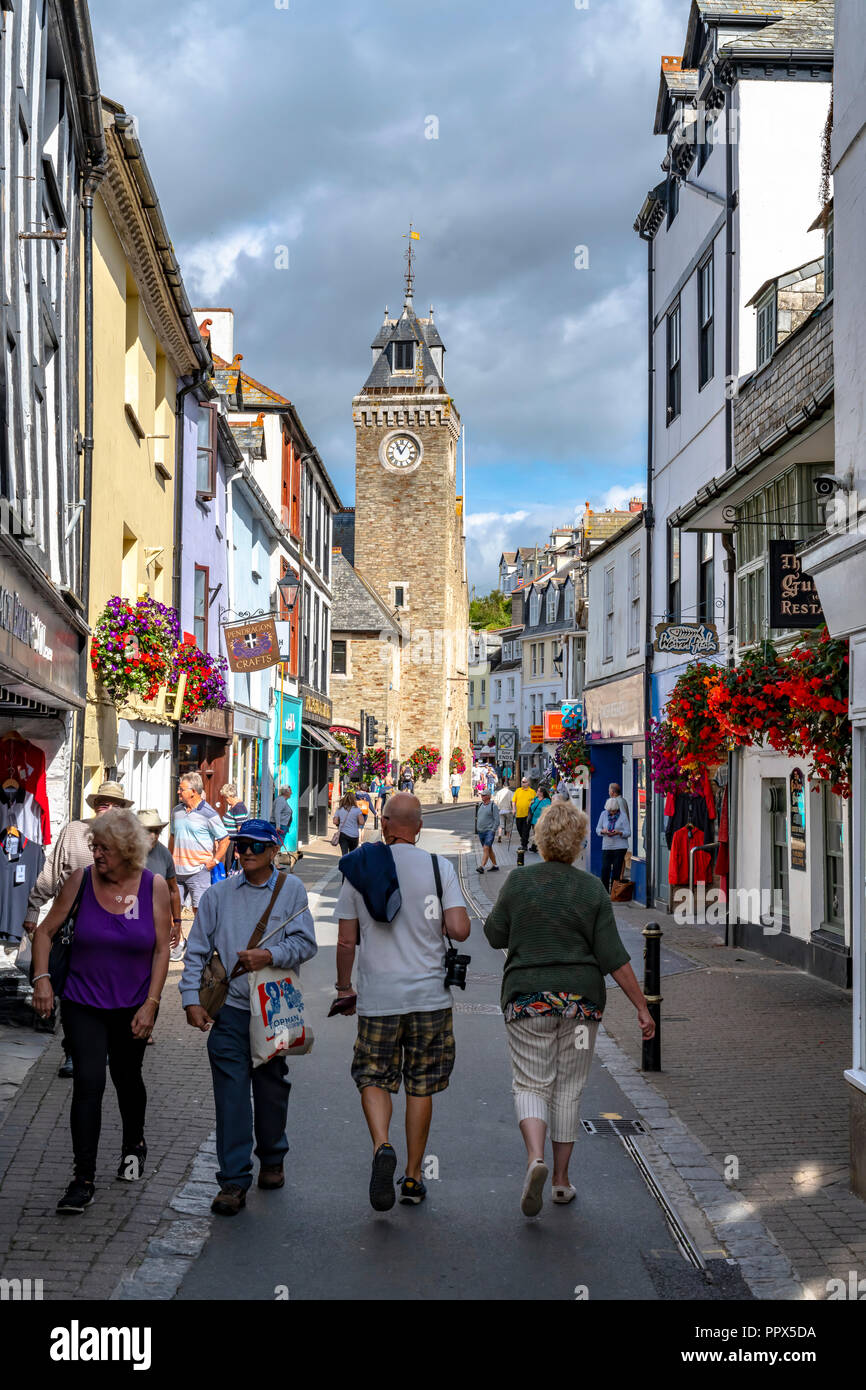 LOOE Cornwall Inghilterra UK Looe molto popolare di porto per la pesca di un resort di vacanza piena di hotel, attrazioni e ristoranti. Foto Stock