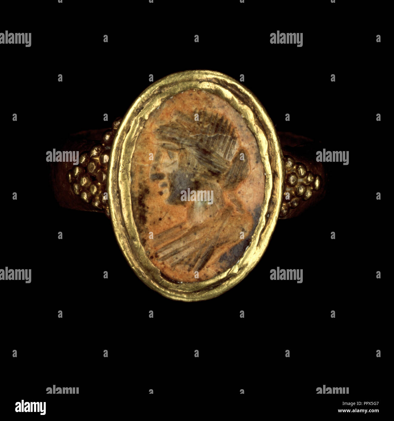 Anello; Impero Romano; 250 - 400; oro, corniola; 2,5 × 2,3 cm, 1 × 7,8 in Foto Stock