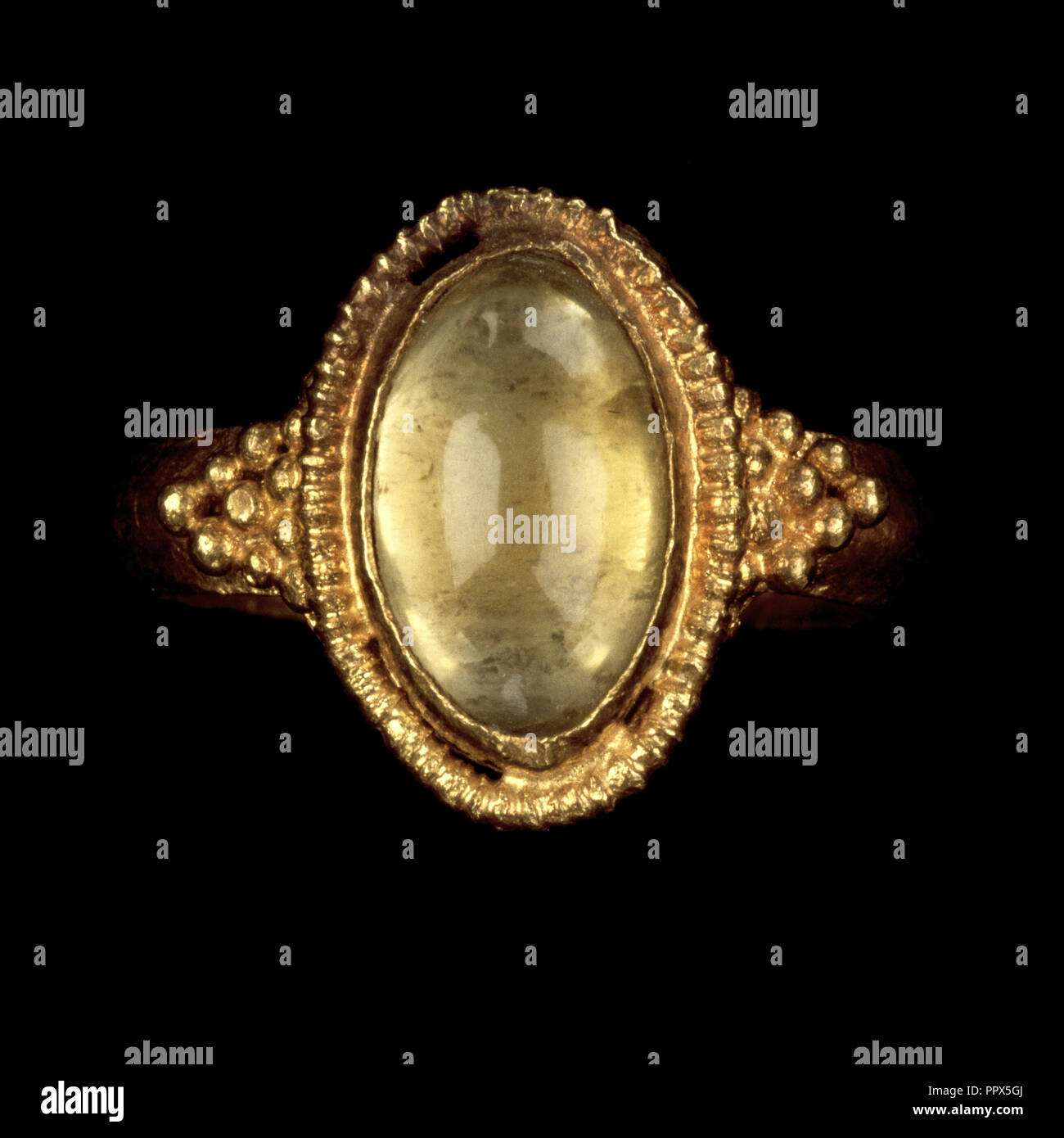 Anello; Impero Romano; 250 - 400; oro, cristallo di rocca; 2,9 × 2,5 cm, 1 1,8 × 1 in Foto Stock