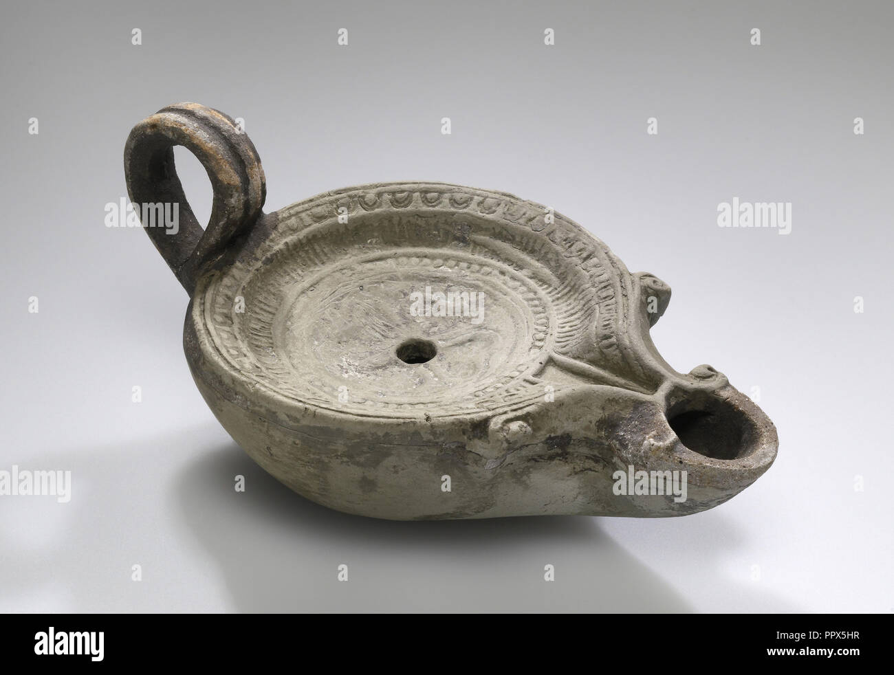 Lampada, Anatolia; 1° - 4° secolo; cotto; 3,1 x 7,5 x 10,6 cm, 1 1,4 x 2 15,16 x 4 3,16 in Foto Stock