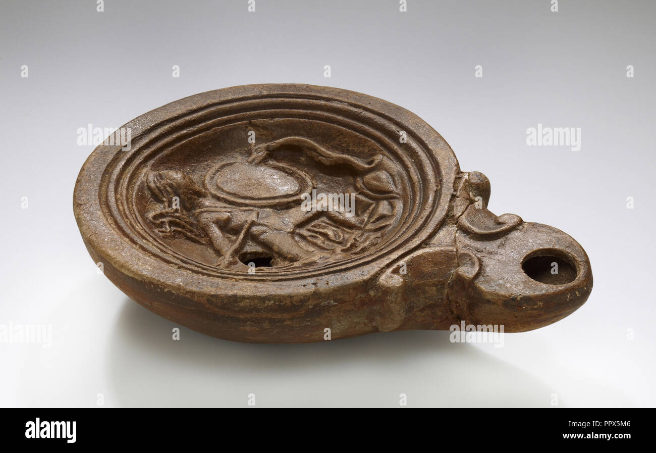 Lampada, Nord Africa; 1° - 4° secolo; cotto; 2,5 x 8,9 x 12,2 cm, 1 x 3 x 1,2 4 13,16 in Foto Stock