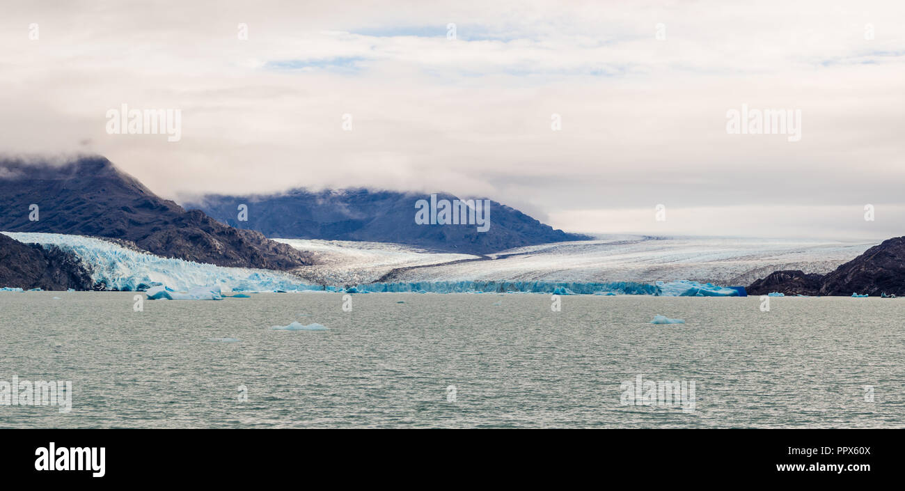 Panoramica del Ghiacciaio Upsala in Argentina. Lago Argentino in ghiacciai Parco Nazionale, Patagonia. A sud del campo di ghiaccio nella Cordigliera delle Ande Foto Stock