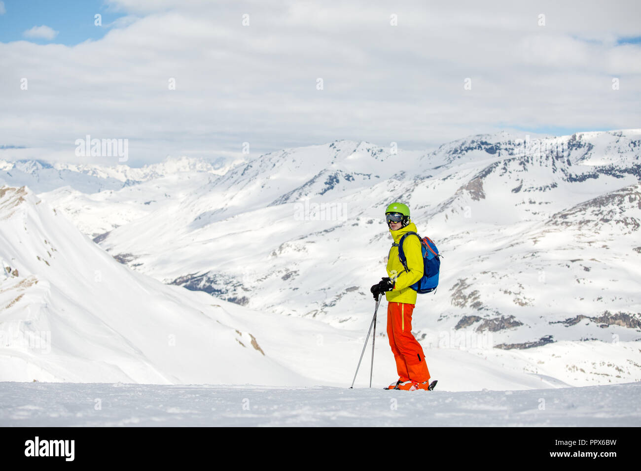Foto di sportivi sci uomo sullo sfondo di montagne innevate Foto Stock