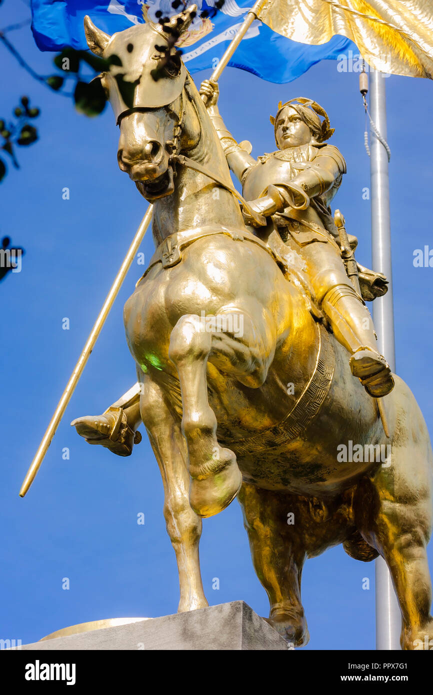 Giovanna d Arco è commemorato con una statua dorata, nov. 15, 2015, New Orleans, in Louisiana. Foto Stock