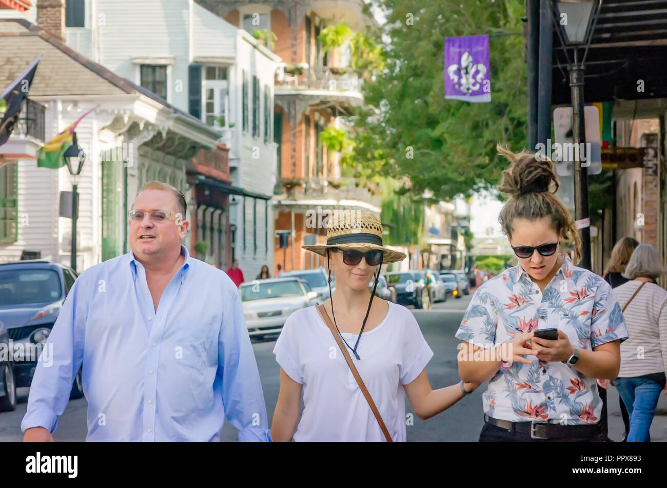Tre i turisti esplorano il New Orleans French Quarter, nov. 15, 2015, New Orleans, in Louisiana. (Foto di Carmen K. Sisson/Cloudybright) Foto Stock