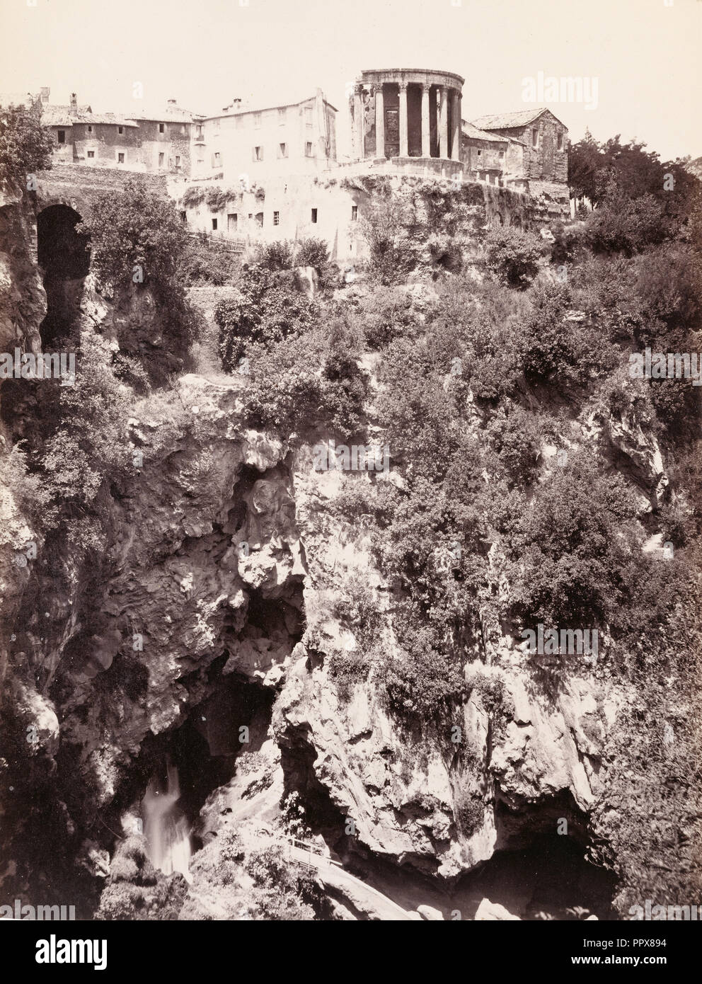 Tempio di Vesta e la Grotta di Nettuno, Roma; Roma, Italia; circa 1860 - 1870; albume silver stampa Foto Stock