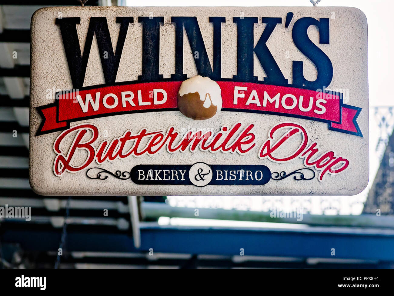 Wink il latticello Drop segno da forno pende al di fuori del Quartiere Francese ristorante a New Orleans, Louisiana. Foto Stock