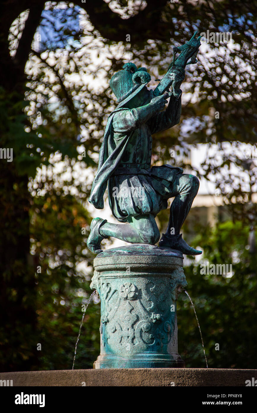 Armbrustschützenbrunnen, statua di una balestra hunter, Kontumazgarten, Norimberga, Germania Foto Stock