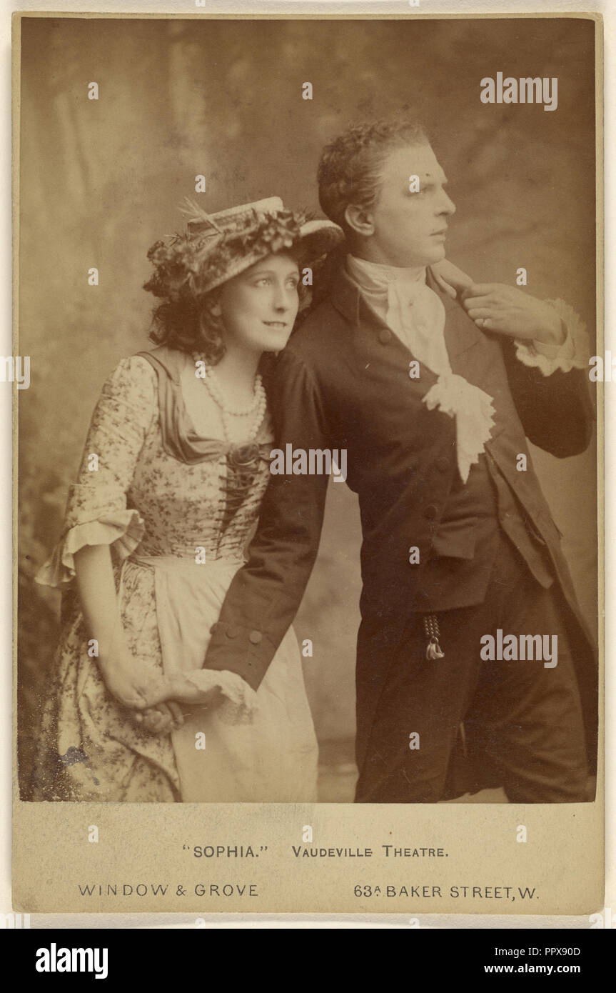 Sophia, Vaudeville Theatre.,giovane in costume, in piedi; Finestra & Grove; circa 1880; albume silver stampa Foto Stock