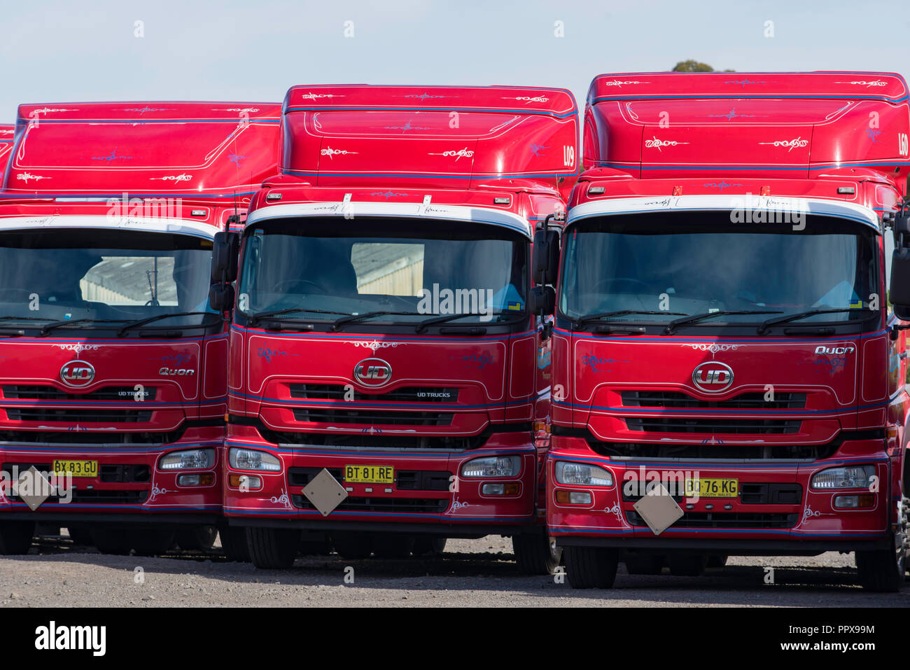 Tre rossi UD prime mover camion parcheggiato a fianco a fianco con  trascinare la riduzione carenature e bianco alette parasole per ridurre il  bagliore del sole australiano Foto stock - Alamy