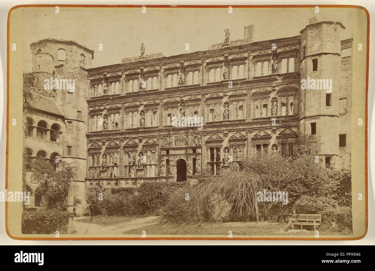 Vista di tre piani di palazzo a Heidelberg, Germania; Eduard Lange, Tedesco, circa 1880, circa 1875; albume silver stampa Foto Stock