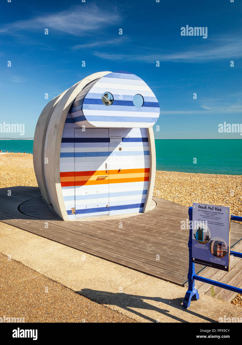 Iconico "PY" in vetro per noleggio beach hut sul lungomare di Eastbourne. Foto Stock