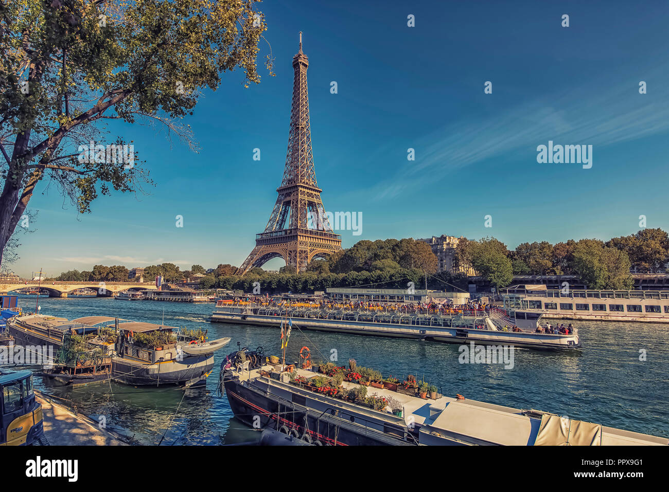 La Torre Eiffel a Parigi nella stagione turistica Foto Stock