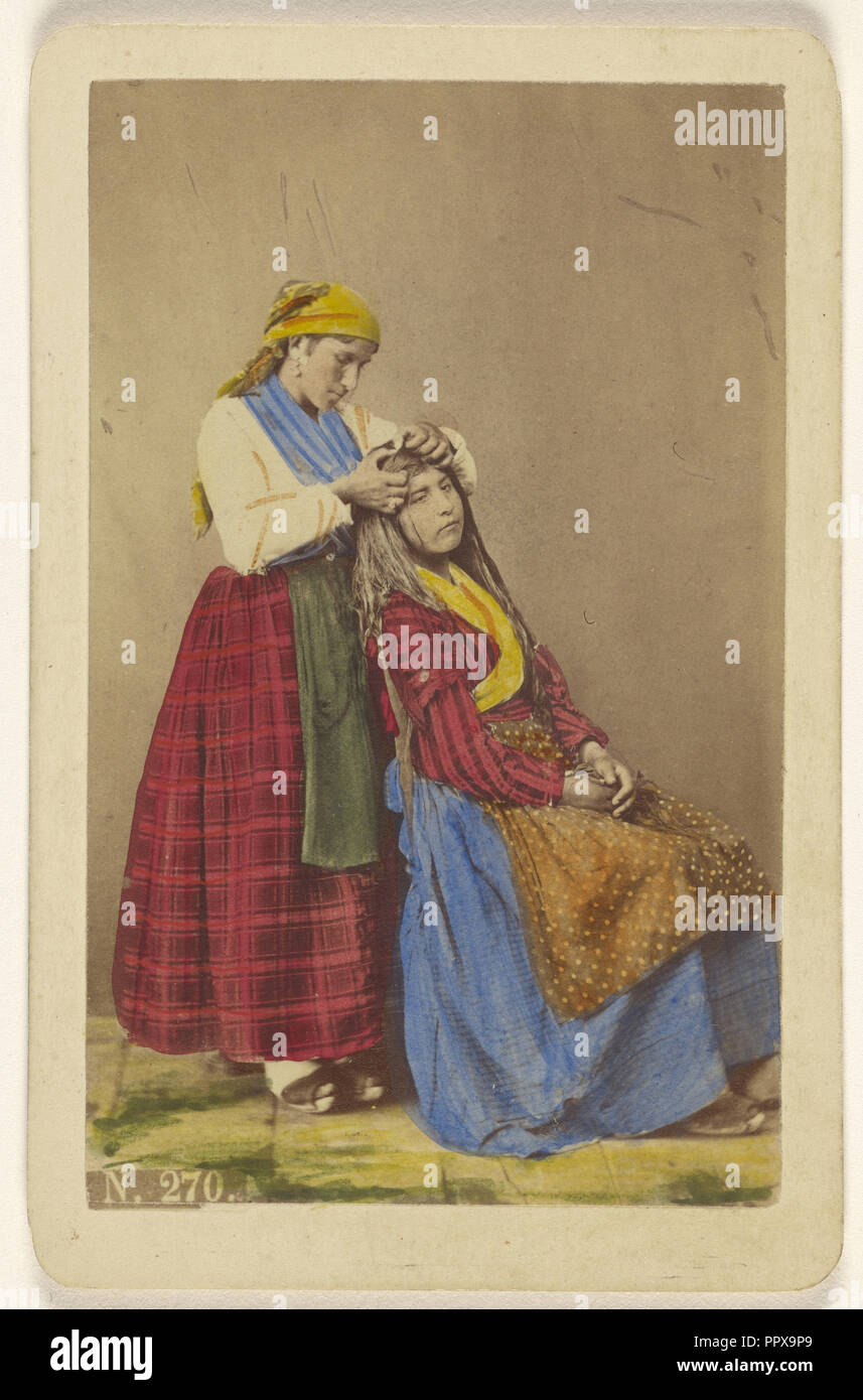 Donna anziana facendo i capelli di una giovane donna; Giorgio Conrad, italiano, attivo 1860s, 1870 circa; colorate a mano albume argento Foto Stock