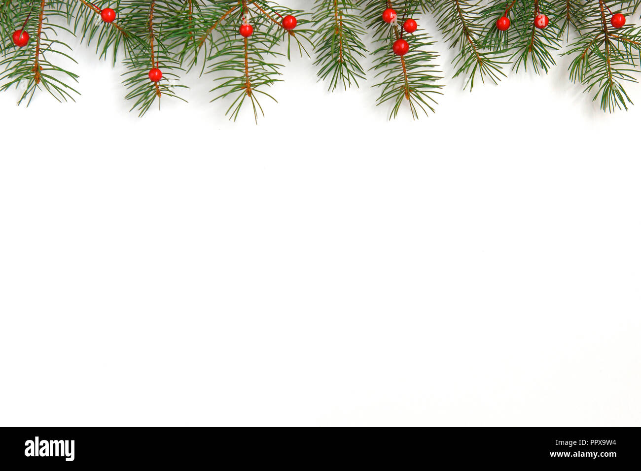 Sfondo di natale con albero di natale e bacche di colore rosso su bianco sullo sfondo di legno. Merry Christmas greeting card, telaio, banner. Vacanze inverno tema. Foto Stock