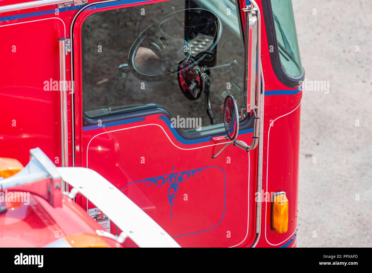 Vista parziale di un rosso e blu dipinto di Western Star e Kenworth semi rimorchio, prime mover heavy truck da sopra Foto Stock