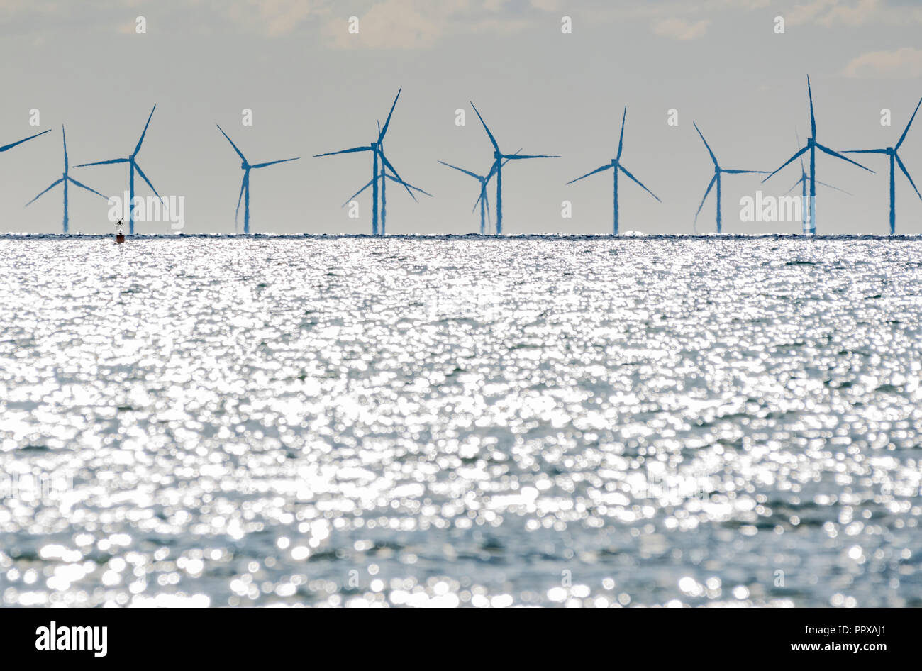 Rampion Offshore Wind Farm turbine in mare al largo della costa meridionale dell'Inghilterra, Regno Unito. Fonti di energia verde. Il riscaldamento globale. Eco Friendly energia. Foto Stock