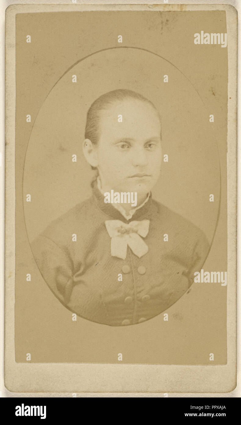Donna con i capelli tirati indietro, stampato in quasi-stile ovale; 1870 - 1875; albume silver stampa Foto Stock