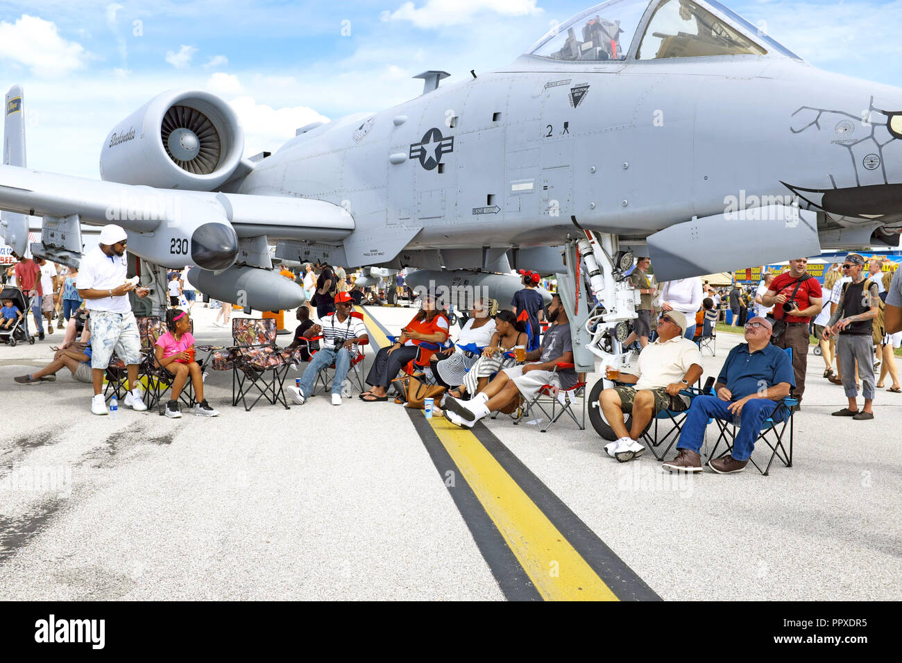 Gli ospiti del Burke Lakefront Annual Air Show del 2018 il 1° settembre 2018 cercano ombra sotto uno degli aerei in mostra nel weekend del Labor Day. Foto Stock Gli ospiti del Burke Lakefront Annual Air Show del 2018 il 1° settembre 2018 cercano ombra sotto uno degli aerei in mostra nel weekend del Labor Day. Foto Stock