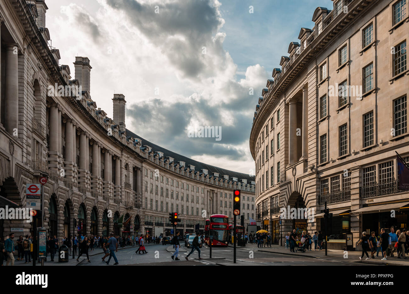 Londoν, Regno Unito - 15 Settembre 2018: Visualizzazione della curva di Regent Street, vicino a Piccadilly Circus. Foto Stock