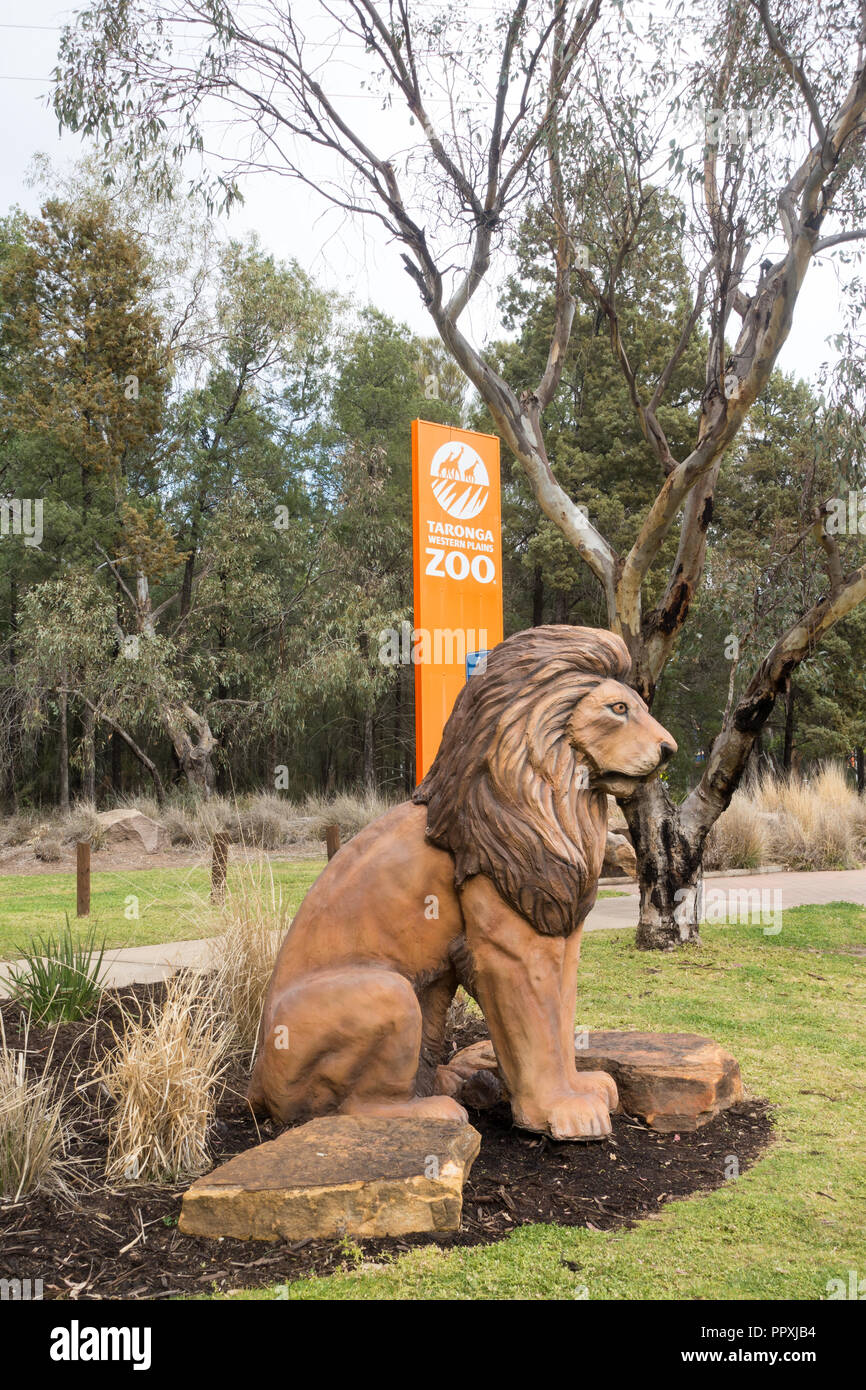Statua di un leone in ingresso al Taronga Western Plains Zoo,Dubbo NSW Australia. Foto Stock