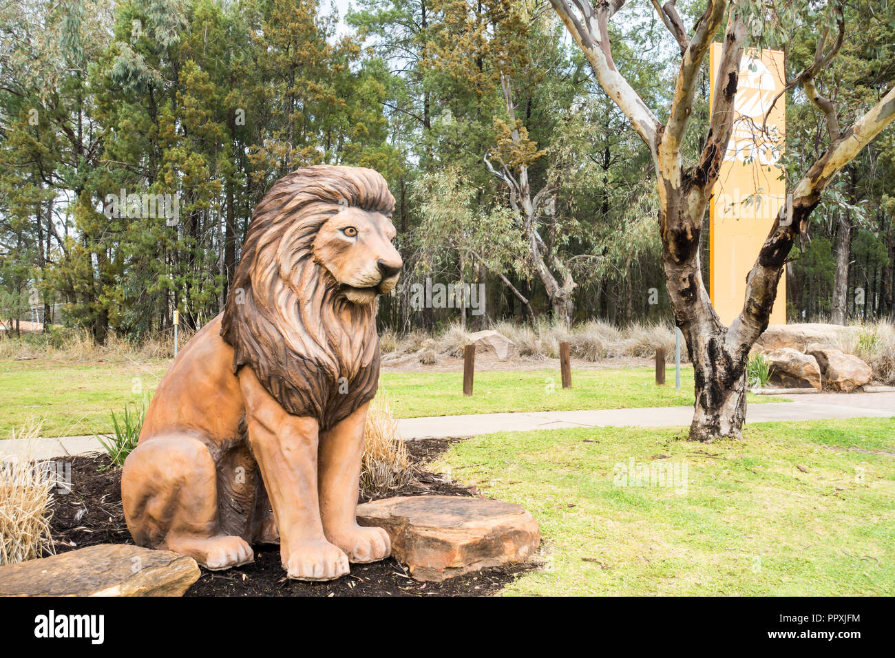 Statua di un leone in ingresso al Taronga Western Plains Zoo,Dubbo NSW Australia. Foto Stock