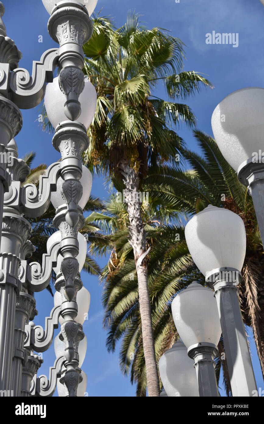 Vista dell'Ornamento delle luci di strada urbana scultura di luce a Los Angeles. Solo uso editoriale. Foto Stock