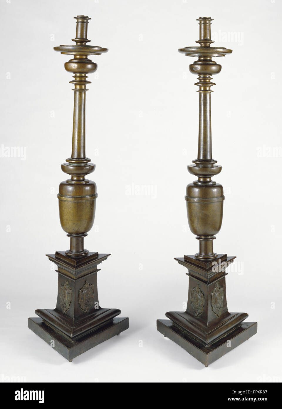 Coppia di candelieri; circa 1650 - 1670; bronzo Foto Stock