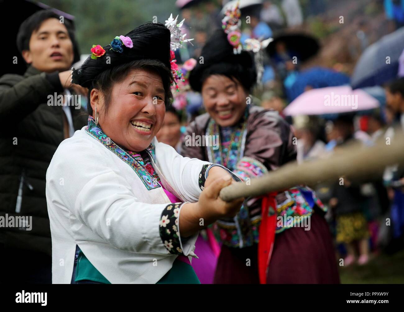 Liuzhou cinese di Guangxi Zhuang Regione autonoma. Il 27 settembre, 2018. Popolo di Miao gruppo etnico prendere parte in un Tug-of-war game durante una celebrazione saluto la prossima Giornata Nazionale a Gaowen villaggio di Hongshui township di Miao contea autonoma di Rongshui, sud della Cina di Guangxi Zhuang Regione autonoma, Sett. 27, 2018. Credito: lunga Tao/Xinhua/Alamy Live News Foto Stock