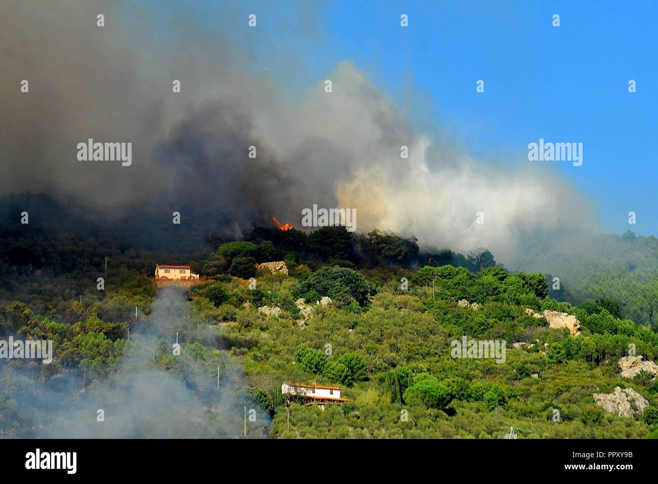 Il fuoco sui Monti Pisani (Calci - Pisa) nella foto: il fuoco sul Monte Pisano localitâˆš '' Noce (Roberto Cappello, Calci - Pisa - 2018-09-25) ps la foto è utilizzata nel rispetto del contesto in cui è stato preso e senza intento diffamatorio del decoro delle persone rappresentate Foto Stock