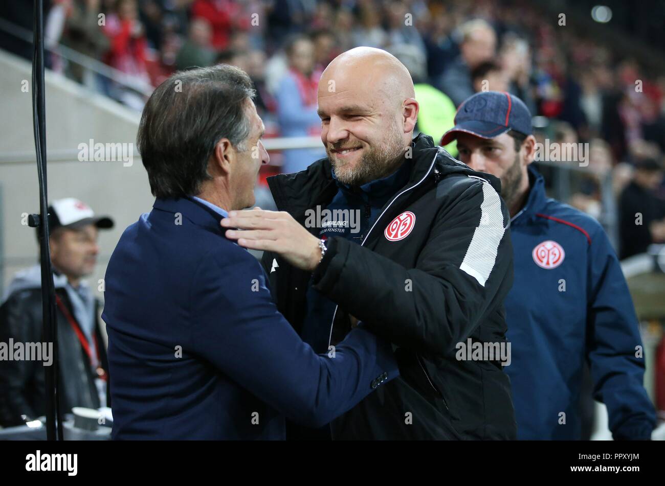 Mainz, Deutschland. 26 Sep, 2018. firo: 26.09.2018 Calcio, calcio: 1. Bundesliga, stagione 2018/2019 FSV FSV Mainz 05 - VfL Wolfsburg 0 : 0 FSV Manager, Direttore Sportivo, gestione dello Sport, Rouven Schroder, Schroeder, VfL autobus, pullman, Bruno Labbadia, gesto gesto, saluto | Utilizzo di credito in tutto il mondo: dpa/Alamy Live News Foto Stock