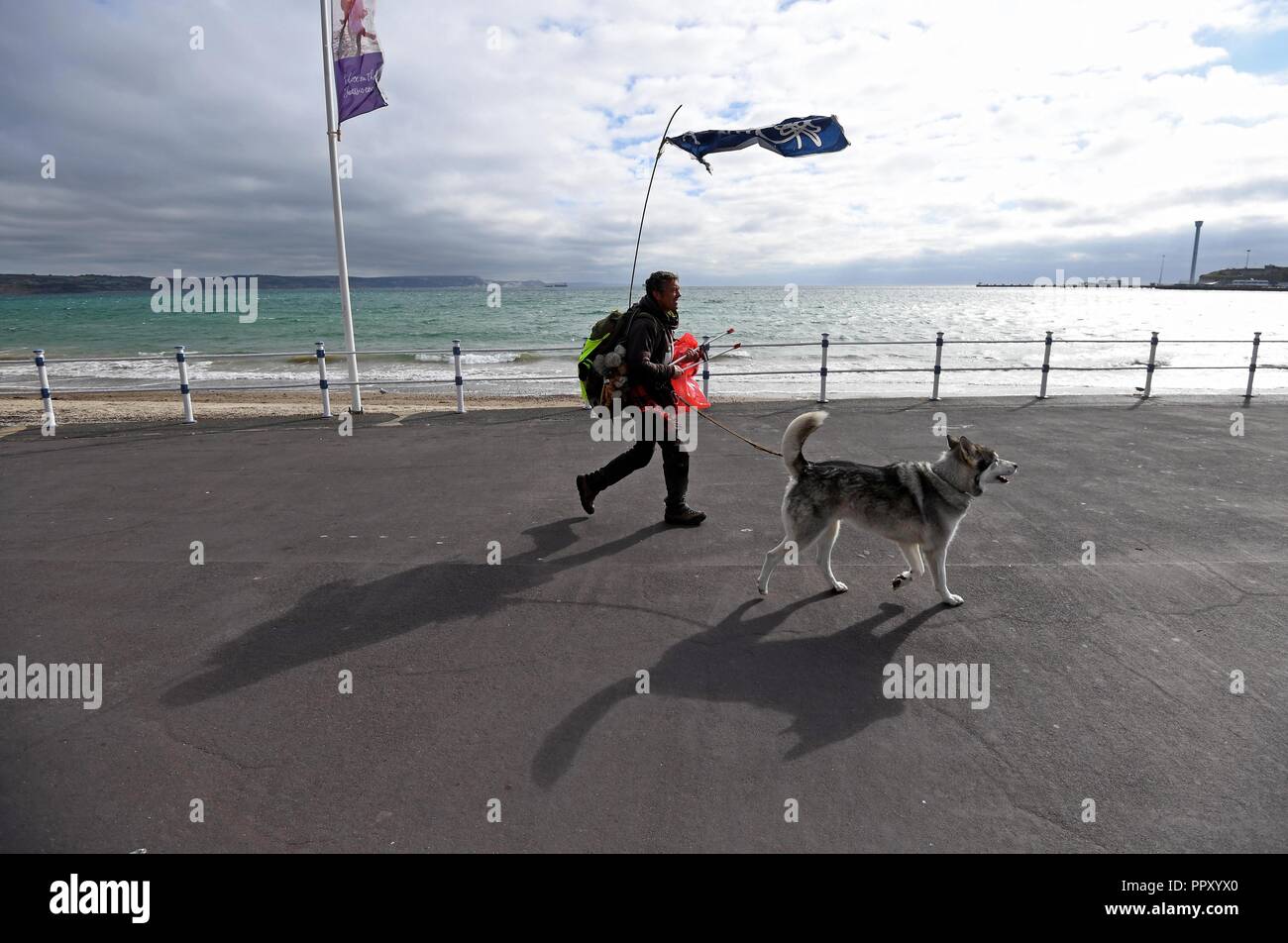 Wayne Dixon, 47, a metà strada attraverso il suo viaggio per la raccolta di rifiuti lungo tutta la costa della Gran Bretagna. Attualmente in Weymouth e è la raccolta di fondi per beneficenza la mente e il nord del cane Inuit società. Egli sta completando la sua sfida con il suo cane Koda, una Northern Inuit, e dice che è "adempiere il sogno di una vita a piedi la costa della Gran Bretagna." "Io sono il prelievo di figliata su tutta la costa della Gran Bretagna. Io scelgo su ogni pezzo di lettiera io cammino passato. Credito: Finnbarr Webster/Alamy Live News Foto Stock
