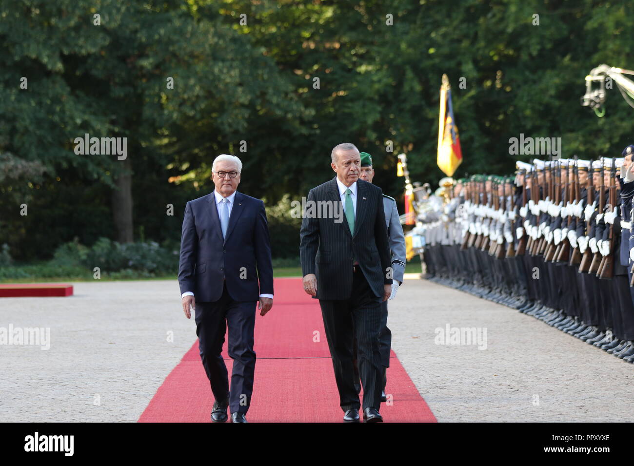 Berlino, Germania. Il 28 settembre 2018. Frank-Walter Steinmeier e Recep Tayyip Erdogan presso la reception con gli onori militari nel Schloss Bellevue in Berlin-Tiergarten. Visita del Presidente turco Recep Tayyip Erdogan nella Repubblica federale di Germania. Credito: SAO colpito/Alamy Live News Foto Stock