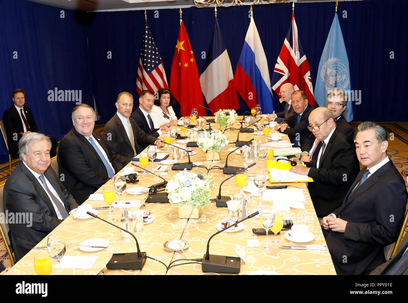 (180928) -- NAZIONI UNITE, Sett. 28, 2018 (Xinhua) -- Cinese Consigliere di Stato e Ministro degli Esteri Wang Yi (1R) assiste la colazione riunione tra i ministri degli affari esteri dei membri permanenti del Consiglio di Sicurezza delle Nazioni Unite e il Segretario Generale delle Nazioni Unite Antonio Guterres presso la sede delle Nazioni Unite a New York il 7 settembre 27, 2018. (Xinhua/Li Muzi) (qxy) Foto Stock