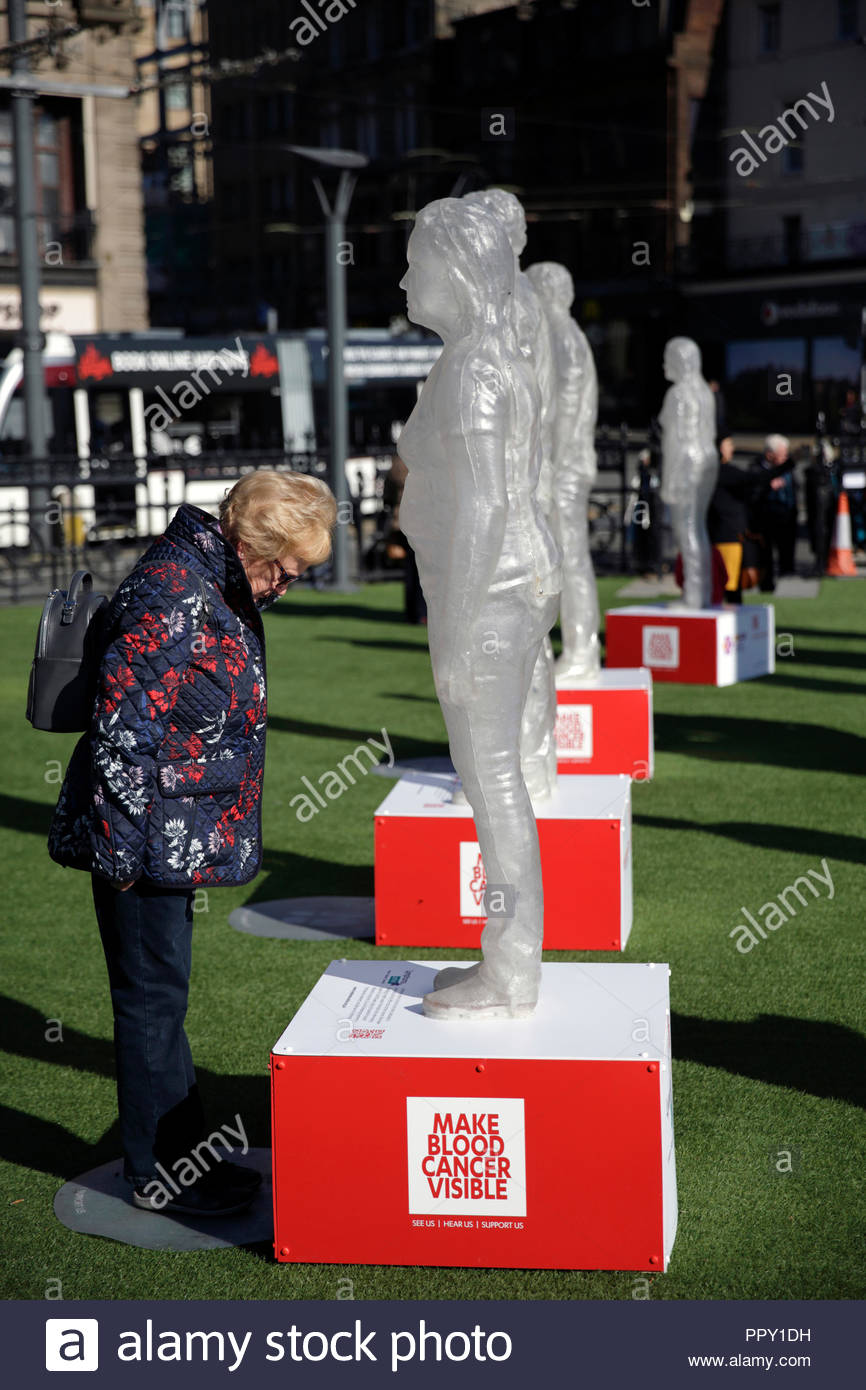 Edinburgh, Regno Unito. Il 28 settembre 2018. Settembre è sangue Cancer Awareness Month, questa mostra è in giro per il paese per aumentare la consapevolezza dei tumori del sangue e dare ai pazienti una voce. Installazione presso Waverley Street Mall Gardens, Edimburgo. Credito: Craig Brown/Alamy Live News. Foto Stock