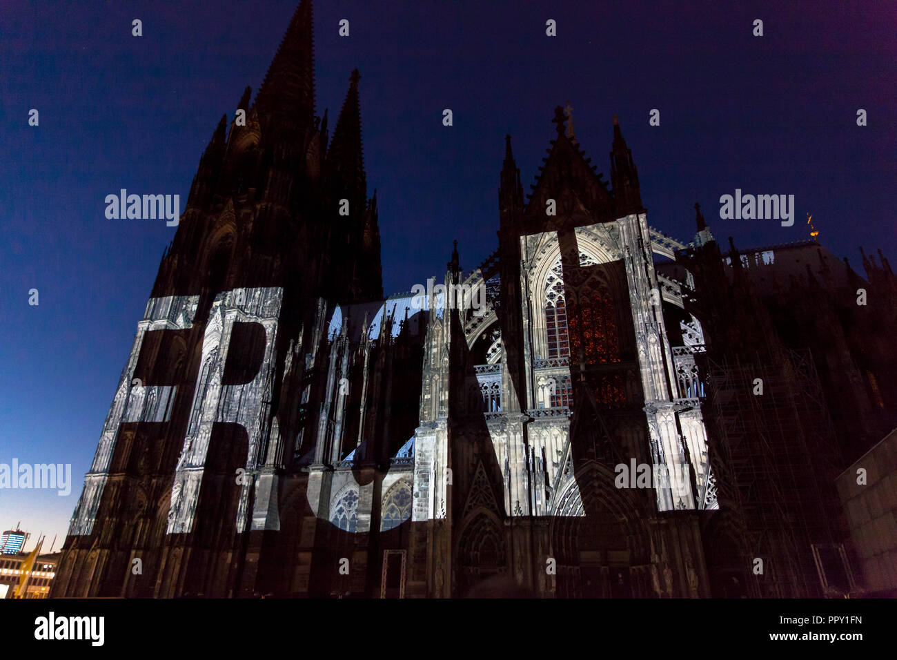 Colonia, Germania, Settembre 27th. 2018. sera illuminazione della cattedrale durante la cattedrale pellegrinaggio 2018. Questo è un promemoria della fine della prima guerra mondiale I cento anni fa. Luce in movimento le proiezioni degli artisti Detlef Hartung e Georg Trenz sulla facciata sud raccontano la futilità della guerra. Foto Stock