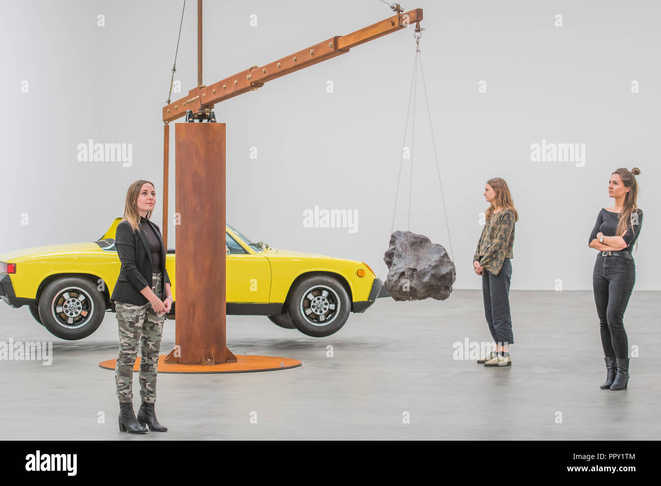 Londra, Regno Unito. Il 28 settembre 2018. Porsche con Meteorite (2013) - misurato, una mostra di due grandi opere di Chris Burden presso la Gagosian Gallery. Una Porsche 914 auto sportiva è sospeso in equilibrio con un meteorite. La Porsche, a 993.4 kg (2,190 lb.), appesantisce l'estremità corta del fascio e il meteorite, a 176.9 kg (390 libbre), controbilancia sul lungo. Credito: Guy Bell/Alamy Live News Foto Stock