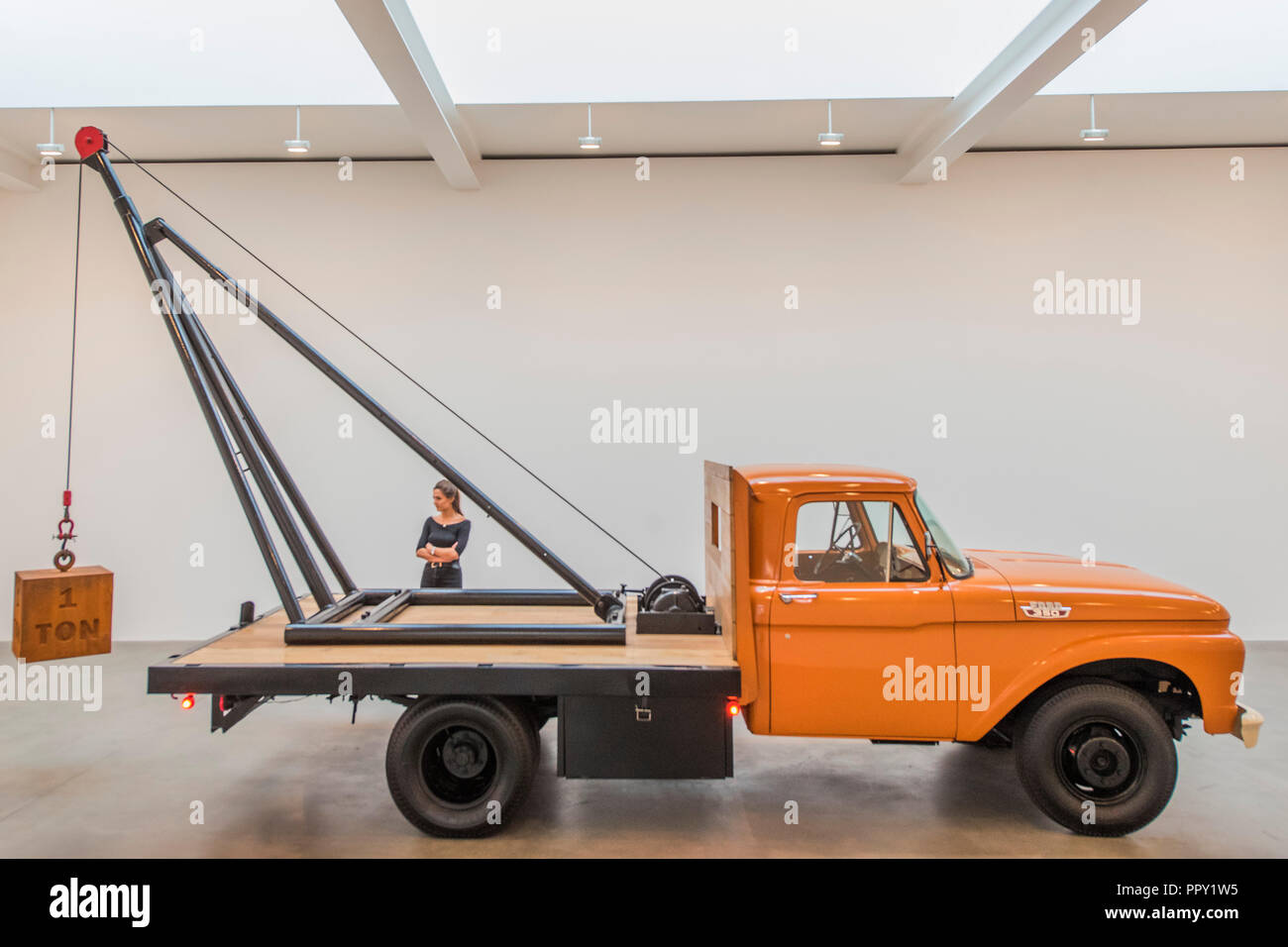 Londra, Regno Unito. Il 28 settembre 2018. 1 Ton Autogru (2009) - misurato, una mostra di due grandi opere di Chris Burden presso la Gagosian Gallery. Un funzionale 1964 F350 Ford gru da camion è mantenuto in equilibrio con il peso di una tonnellata di ghisa a cubo. Credito: Guy Bell/Alamy Live News Foto Stock