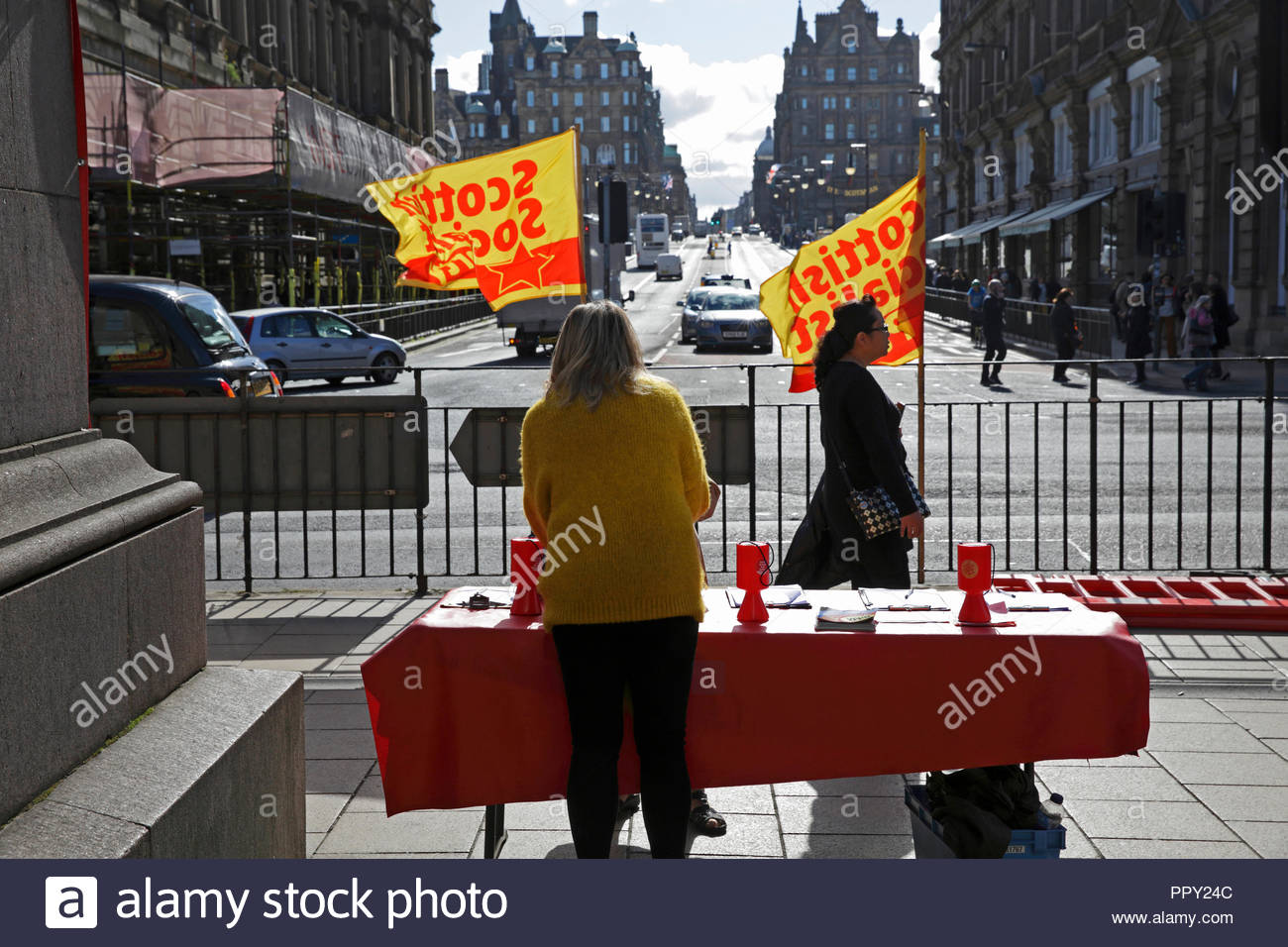 Edinburgh, Regno Unito. Il 28 settembre 2018. Partito socialista scozzese via campagna di promozione commerciale - firmare la petizione per un salario di sussistenza - ci aiutano a debellare la povertà di retribuzione. Edimburgo. Credito: Craig Brown/Alamy Live News. Foto Stock