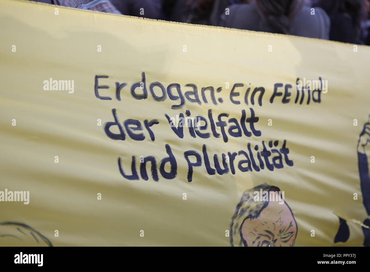 Berlino, Germania. Il 28 settembre 2018. .Il segno dice: Erdogan un nemico della diversità e del pluralismo. Manifestazione a Berlino Mitte 'non Erdogan benvenuti' dalla Potsdamer Platz alla Großen Stern. Credito: SAO colpito/Alamy Live News Foto Stock