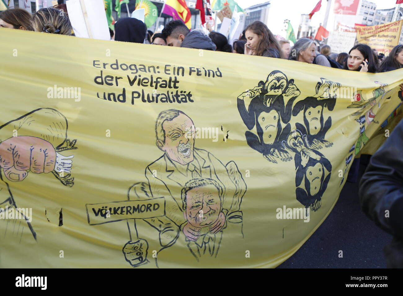 Berlino, Germania. Il 28 settembre 2018. .Il segno dice: Erdogan un nemico della diversità e del pluralismo. Manifestazione a Berlino Mitte 'non Erdogan benvenuti' dalla Potsdamer Platz alla Großen Stern. Credito: SAO colpito/Alamy Live News Foto Stock