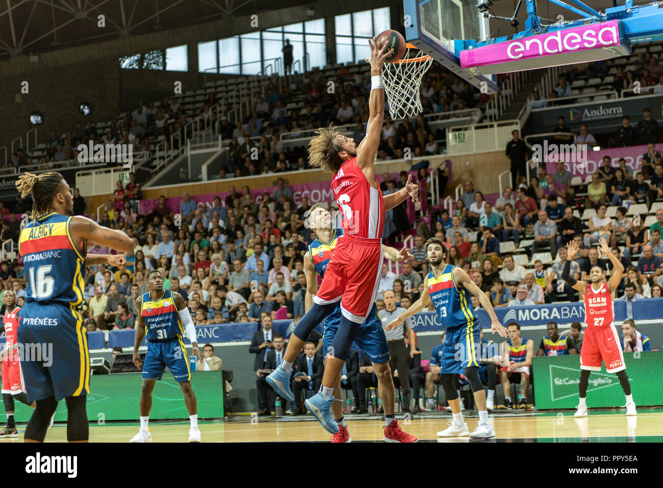 Andorra la Vella, Andorra. Il 28 settembre 2018. Il giocatore argentino Marcos Delia della sede dell'UCAM Murcia attacca il cesto mentre Andrew Albicy e Mussa Diagne di Mora Banc Andorra cerca di fermare lui. Nel campionato spagnolo gioco tra Morabanc Andorra BC e sede dell'UCAM Murcia a Poliesportiu d' Andorra Stadium di Andorra La Vella. Credito: Martin Silva Cosentino/Alamy Live News Foto Stock